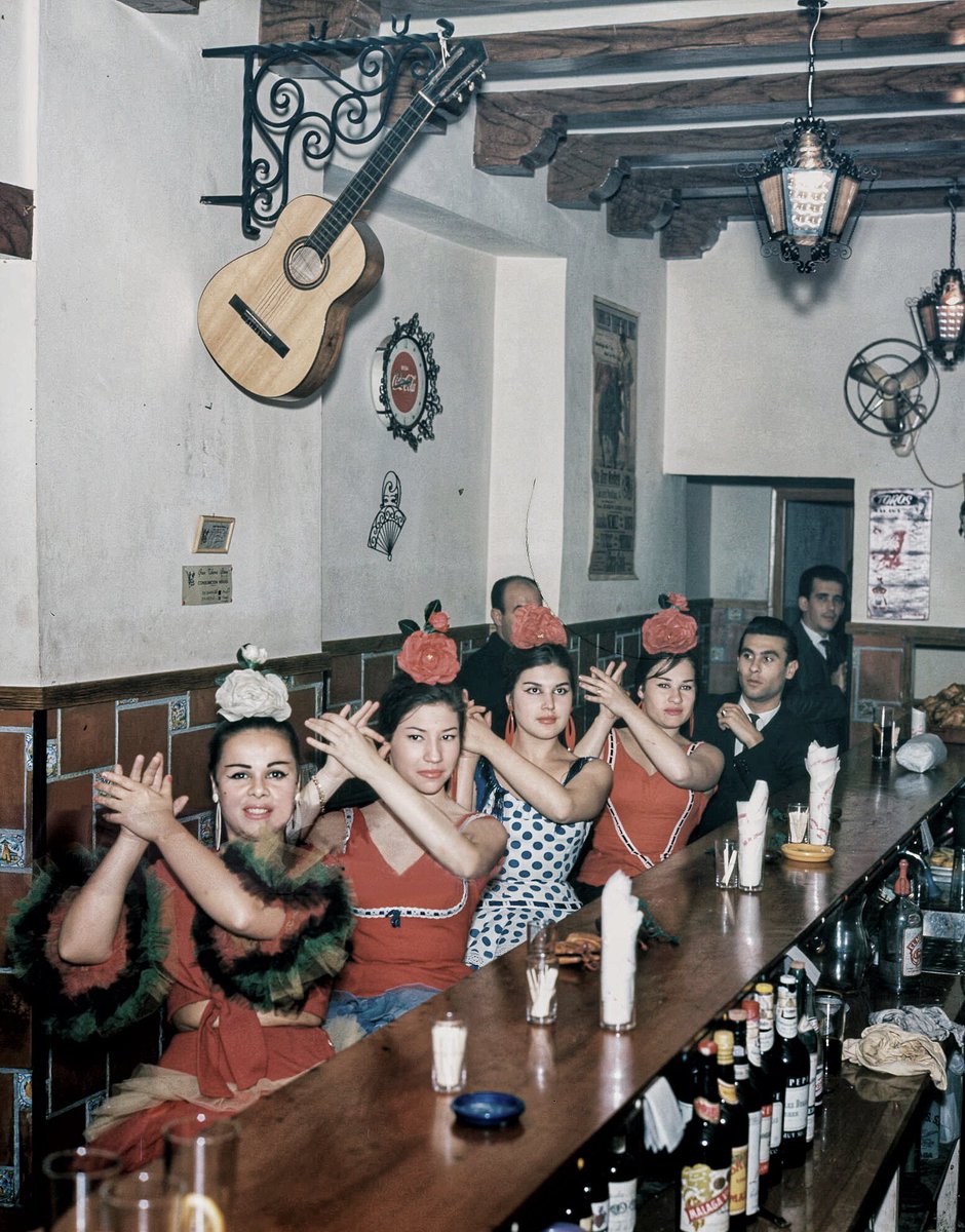 granadaoldpics1's tweet image. Necesito vuestra ayuda para localizar este bar o taberna de ambiente taurino en la #Granada de los años 60.