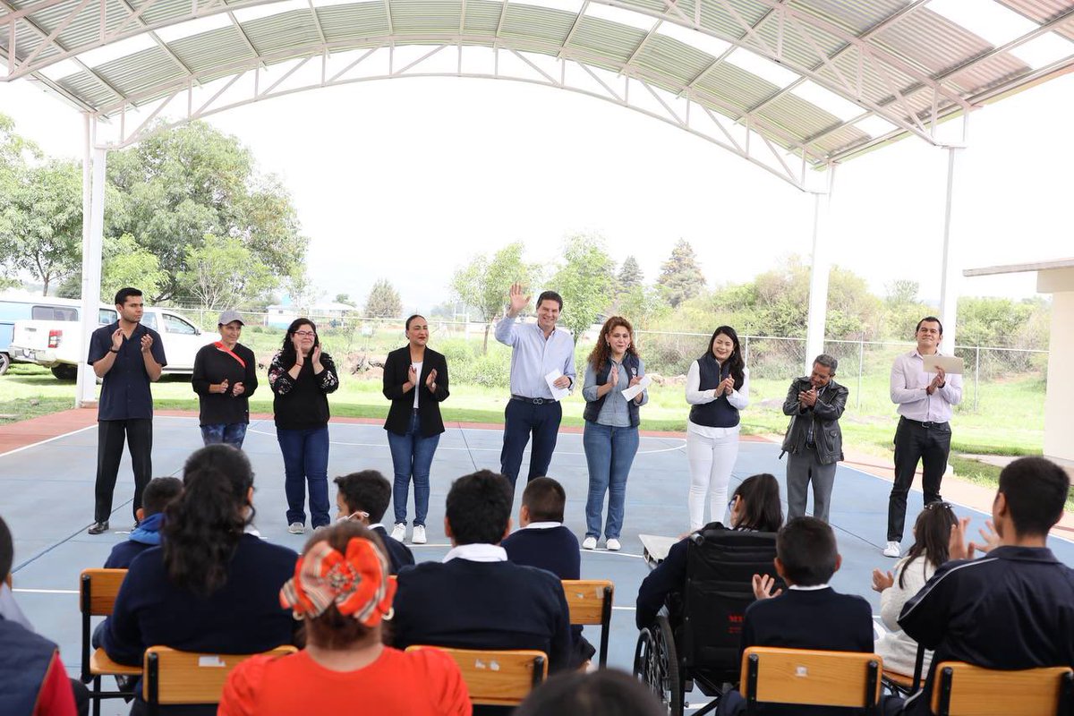 AlfonsoMtz_Mx's tweet image. 🏫 ¡Mi compromiso con la educación sigue firme!

Aunque la educación es un tema que compete a otros niveles de Gobierno, hemos decidido apoyar con la construcción de techumbres y baños en escuelas, a fin de que tengan espacios signos. 👨‍🏫

#MoreliaBrillaMás✨