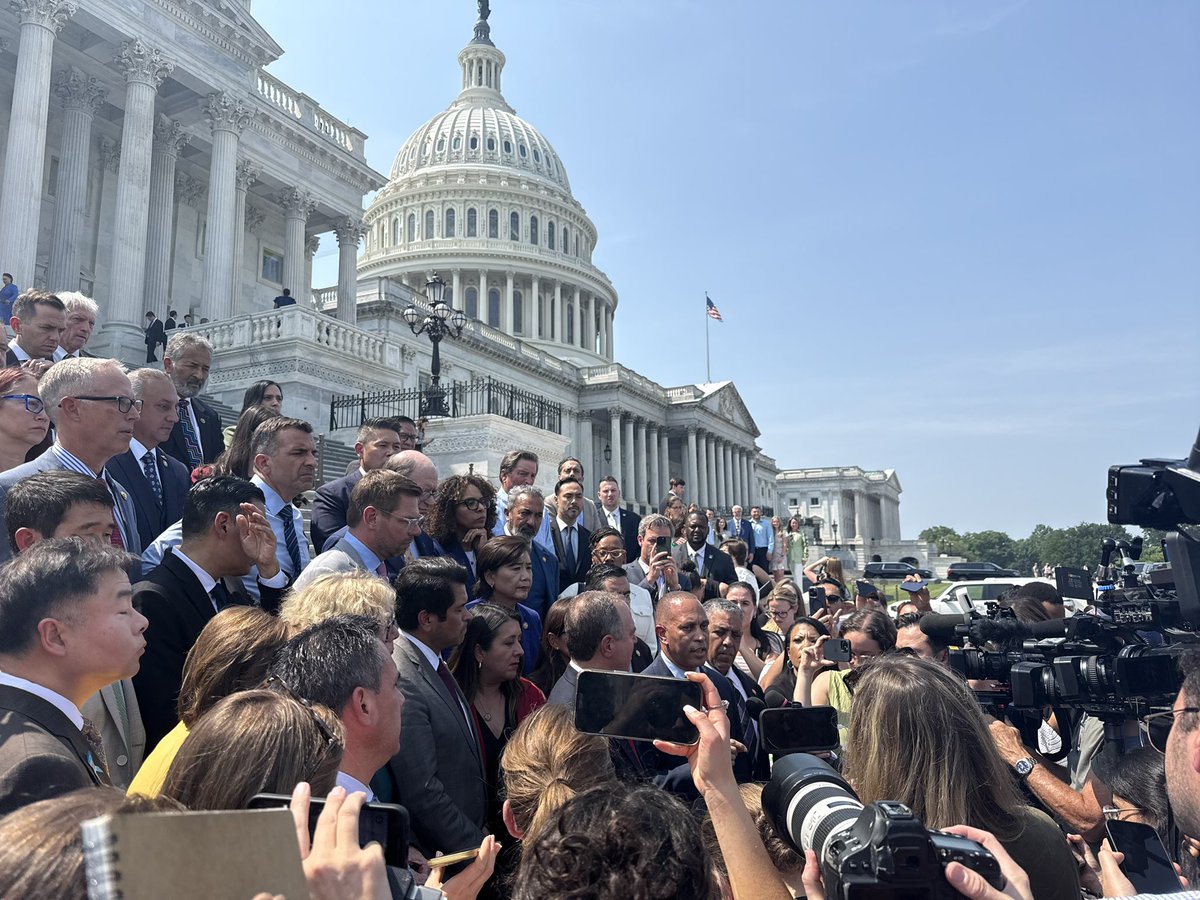 Adriano Espaillat tweet media