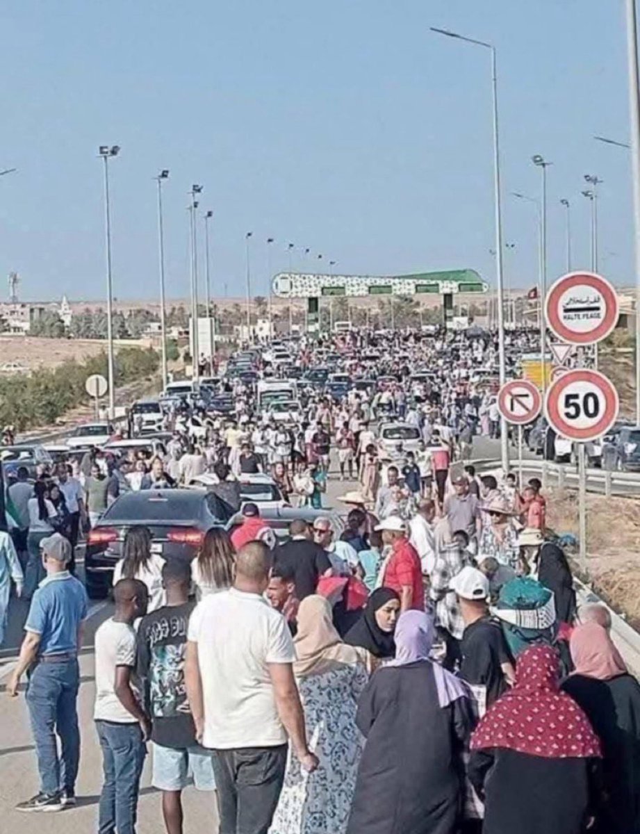 sevdaturkusev's tweet photo. Mısır Küresel Gazze Yürüyüşü'ne katılanların önünü kesmek için sınırları kapattığını duyurdu. 

Ama Libya, Tunus, Cezayir ve Moritanya'dan ikinci dalga konvoylar yola çıktı. 

Ayrıca an itibariyle Küresel Gazze Yürüyüşü'ne katılım teyit eden ülke sayısı 83 oldu. Dünya dalga dalga Gazze'ye yürüyor... 

Tarih Mısır’ın kimden yana olduğunu yazacak
Mazlumdan yana mı?
Zalimden yana mı ?

 #freedomconvoy