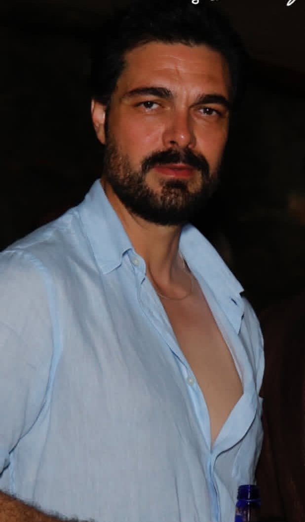 Çok seksi ve yakışıklı🥵❤️‍🔥
Bu yazı çok seviyorum🙂‍↔️😎

#HalilİbrahimCeyhan