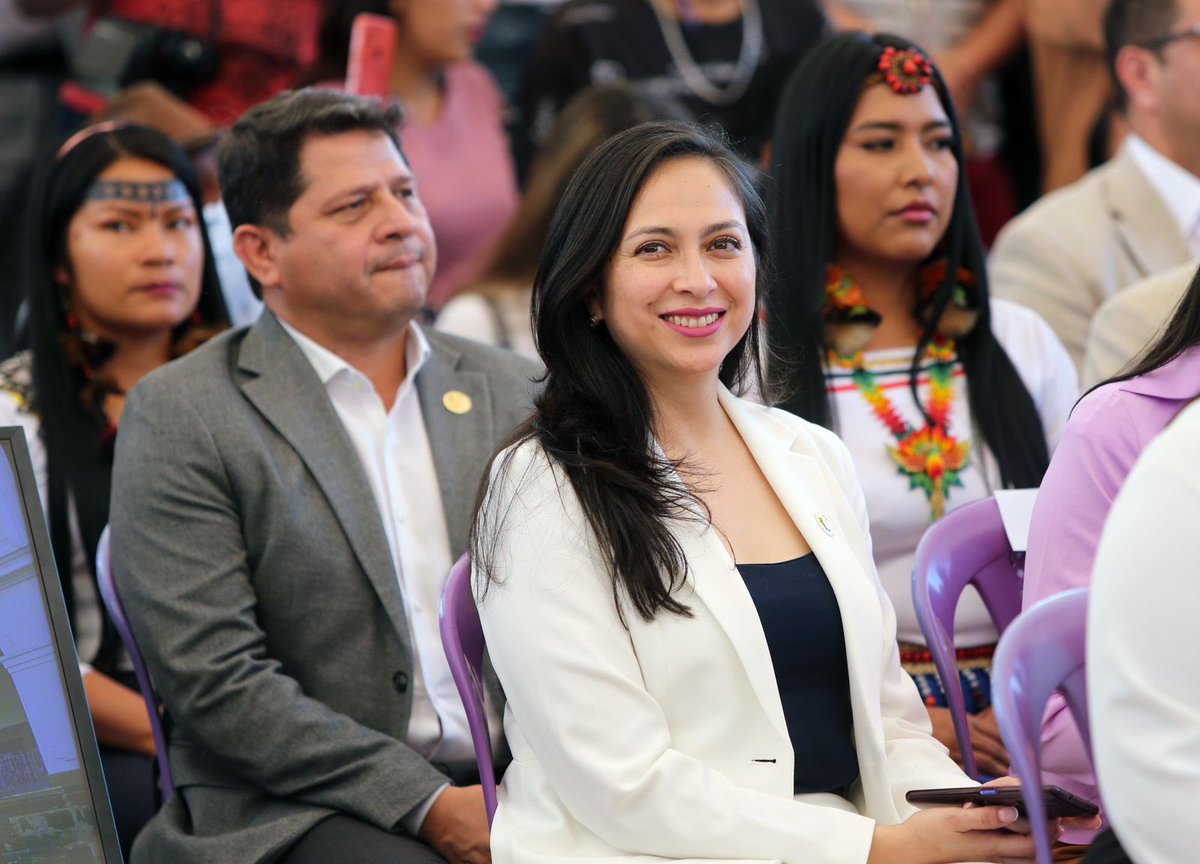 PlanificacionEc's tweet photo. ¡ #ElNuevoEcuador promueve el desarrollo territorial!

Junto a ministros y autoridades del Estado, la Secretaria Nacional de Planificación, @DianaRamirezec, acompañó al Presidente @DanielNoboaOk en la entrega de USD 800 mil a 12 organizaciones de pueblos y nacionalidades indígenas, afroecuatorianas y montubias, como parte del proyecto #PROFECPIAM.

Estos recursos impulsarán el emprendimiento, la producción y el bienestar de las comunidades, reafirmando el compromiso del Gobierno Nacional con los pueblos y nacionalidades del Ecuador.

#NadaNosDetiene