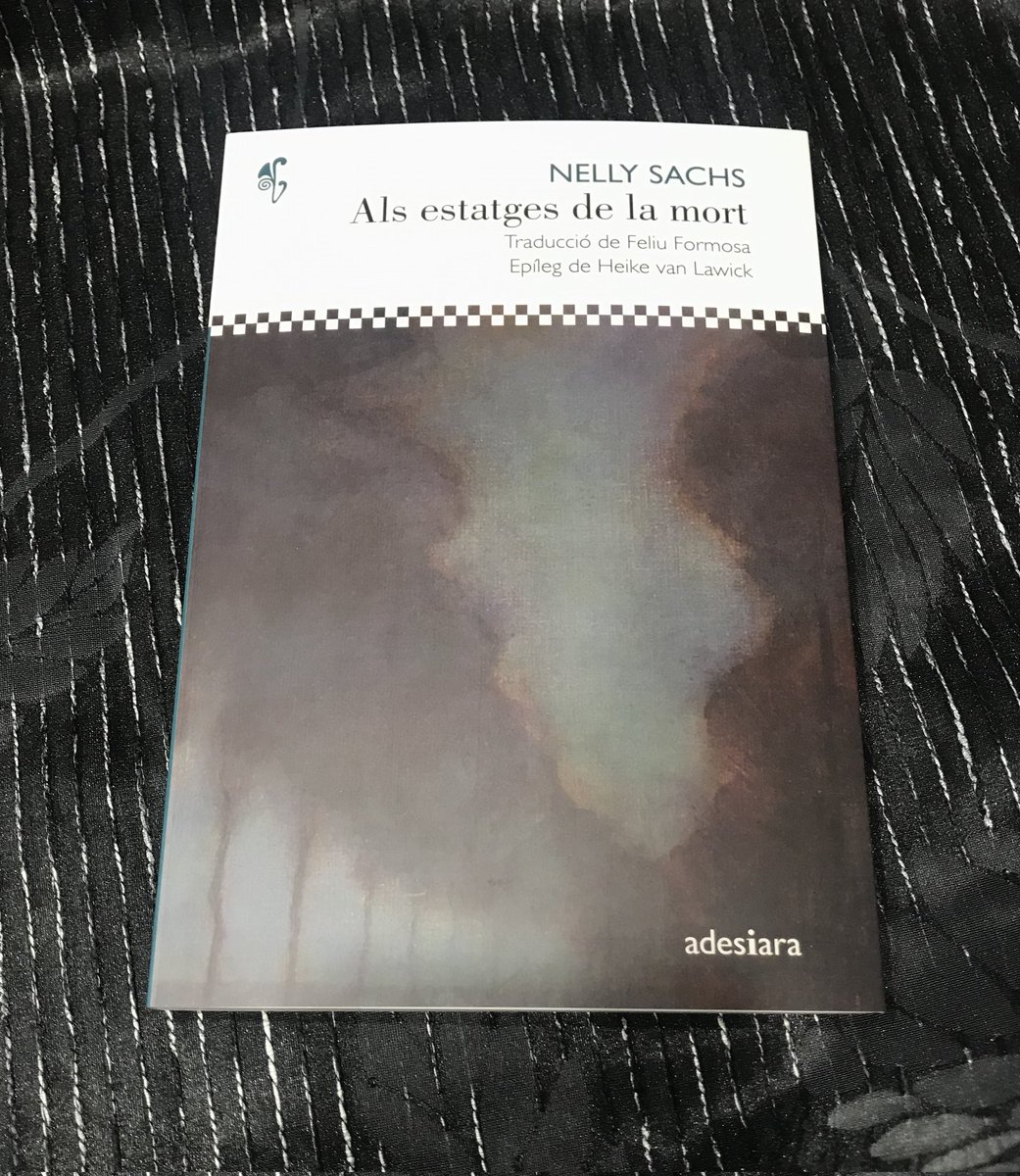 Nelly Sachs va rebre el premi Nobel el 1966 per «la seva escriptura lírica i dramàtica». En els temps que corren, en què la memòria és per a alguns molt fugissera, convindria llegir i rellegir els colpidors poemes d’aquest recull impressionant, creat a força de cops del destí.