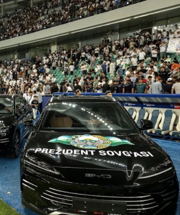 Tarihinde ilk kez Dünya Kupası'na katılma hakkı kazanan Özbekistan'da tüm futbolculara araba hediye edildi.