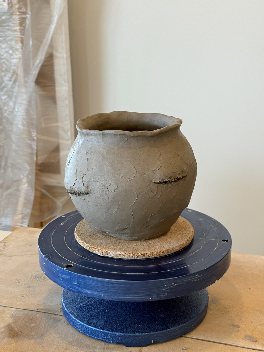 zoewinters_'s tweet image. I was originally making something quick for glaze testing, and ended up working on a sleepy tree pot — I can’t wait to see how it turns out after firing, with a little tree growing from it. 🌳
It's funny how sometimes i end up liking the least planned and simply made things.