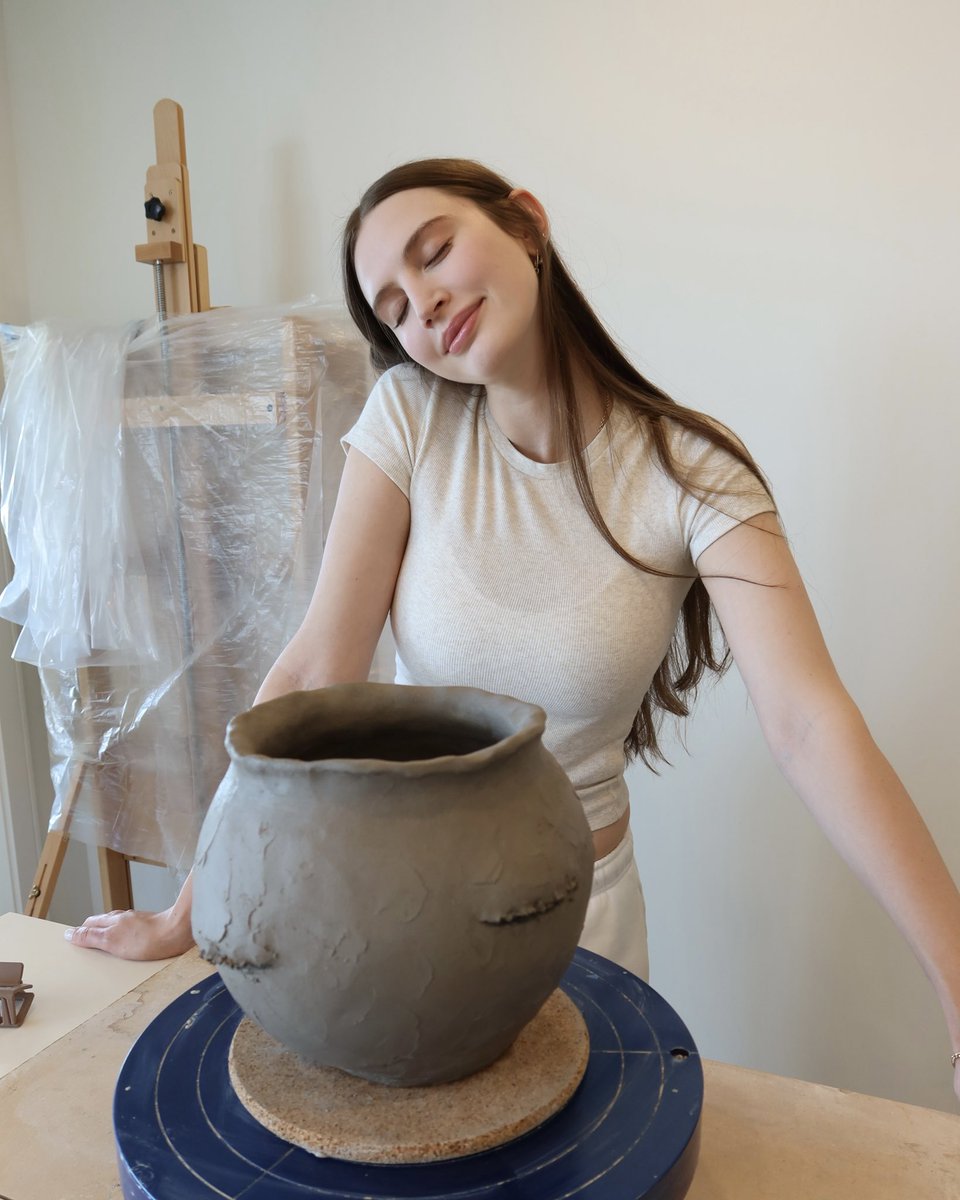 zoewinters_'s tweet image. I was originally making something quick for glaze testing, and ended up working on a sleepy tree pot — I can’t wait to see how it turns out after firing, with a little tree growing from it. 🌳
It's funny how sometimes i end up liking the least planned and simply made things.