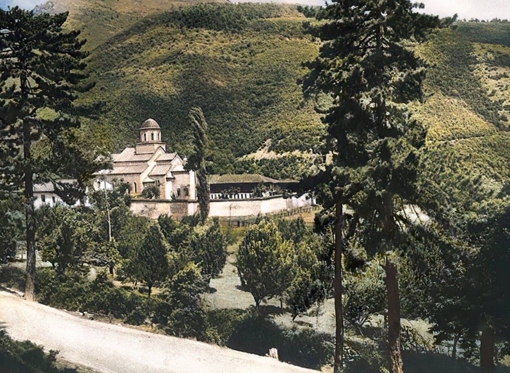 ~Фотографија:

"Високи Дечани"
Фотографије немачког уметника Курта Хишлера, кога је унајмила краљевска влада Југославије да створи књигу мотива путујући по земљи.

- Краљевина Југославија, 1920. година.