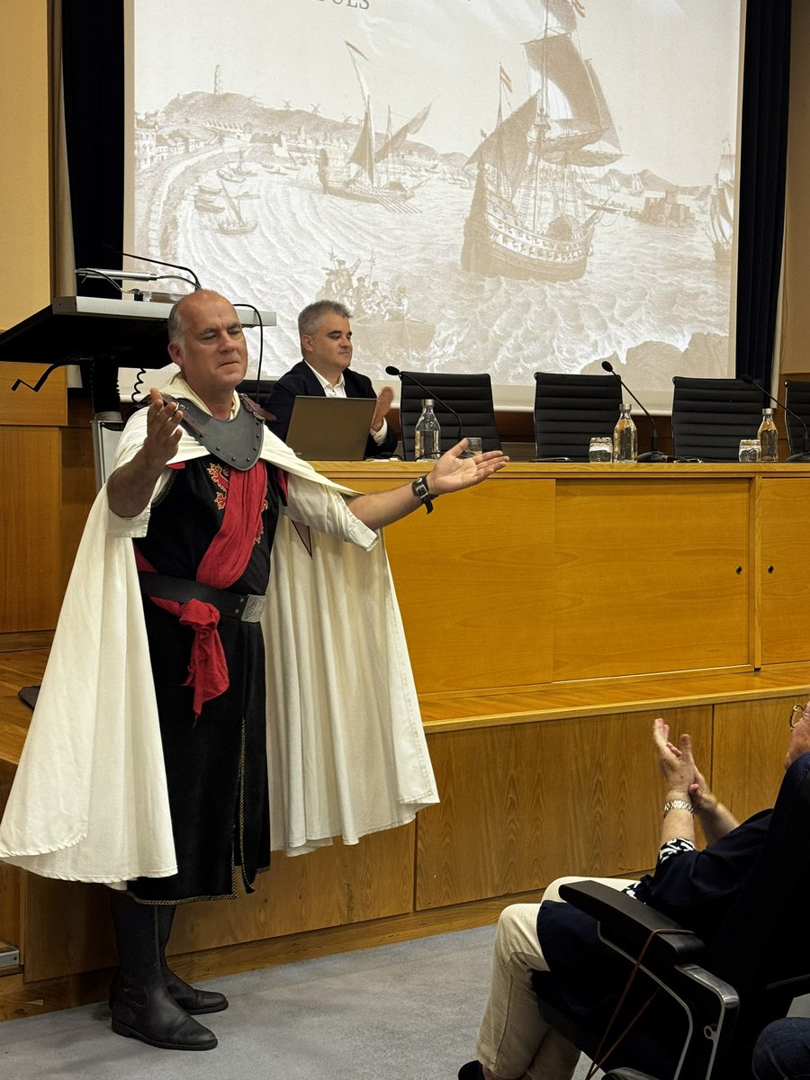 #AñoLoaysa | El salón de actos de la Autoridad Portuaria acogió esta tarde un foro organizado por <a href="/idealgallego/">El Ideal Gallego</a> sobre el quinto centenario de la expedición Loaysa. 

Para celebrar la efeméride, intervinieron tres historiadores expertos: Santiago Juega, <a href="/luisgorrocha/">Luis Gorrochategui</a> y <a href="/TomasMzn/">Tomás Mazón</a>