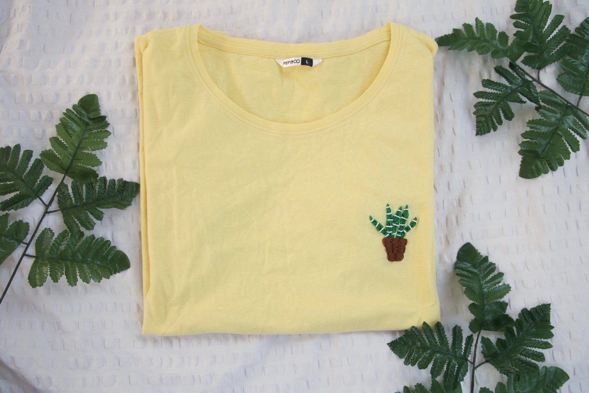 Aloe! 🪴 My name is Zoë and I hand embroider clothing and home decor! I made this top quite a few years ago now which is why it’s available on my shop for just £20 🥰🪴

Only one available, size Large 🫶

zoe-ware.com/product/aloe-v…