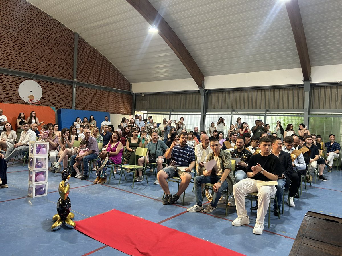 Esta tarde hemos celebrado la graduación de los ciclos de Formación  Profesional de las familias sanitaria y electricidad, en grados básico, medio y superior de instaladores ,sistemas y electromedicina clínica , auxiliares de farmacia y parafarmacia y prótesis dental