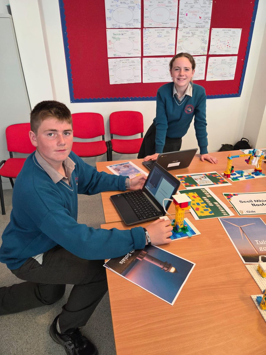 smnaofa's tweet image. Ana chreidiúint d-ár bpáistí agus a múinteoir @Cristiona_Ui_L a d’fhreastal ar an dtaispeántas Lego Spike i dTrá Lí le déanaí. Sár tionscnaimh acu curtha i láthair go beacht! Comhghairdeachas leo! @BriUibh