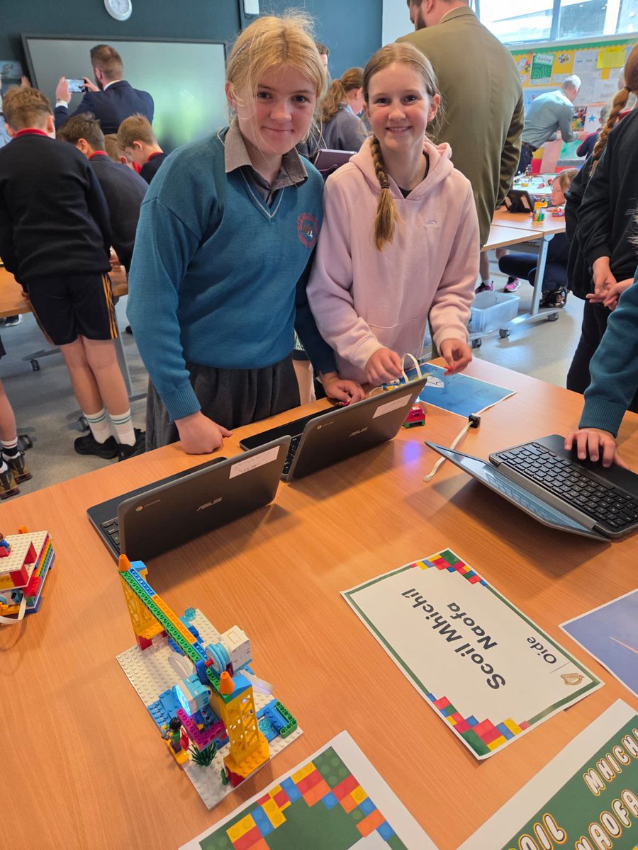 smnaofa's tweet image. Ana chreidiúint d-ár bpáistí agus a múinteoir @Cristiona_Ui_L a d’fhreastal ar an dtaispeántas Lego Spike i dTrá Lí le déanaí. Sár tionscnaimh acu curtha i láthair go beacht! Comhghairdeachas leo! @BriUibh