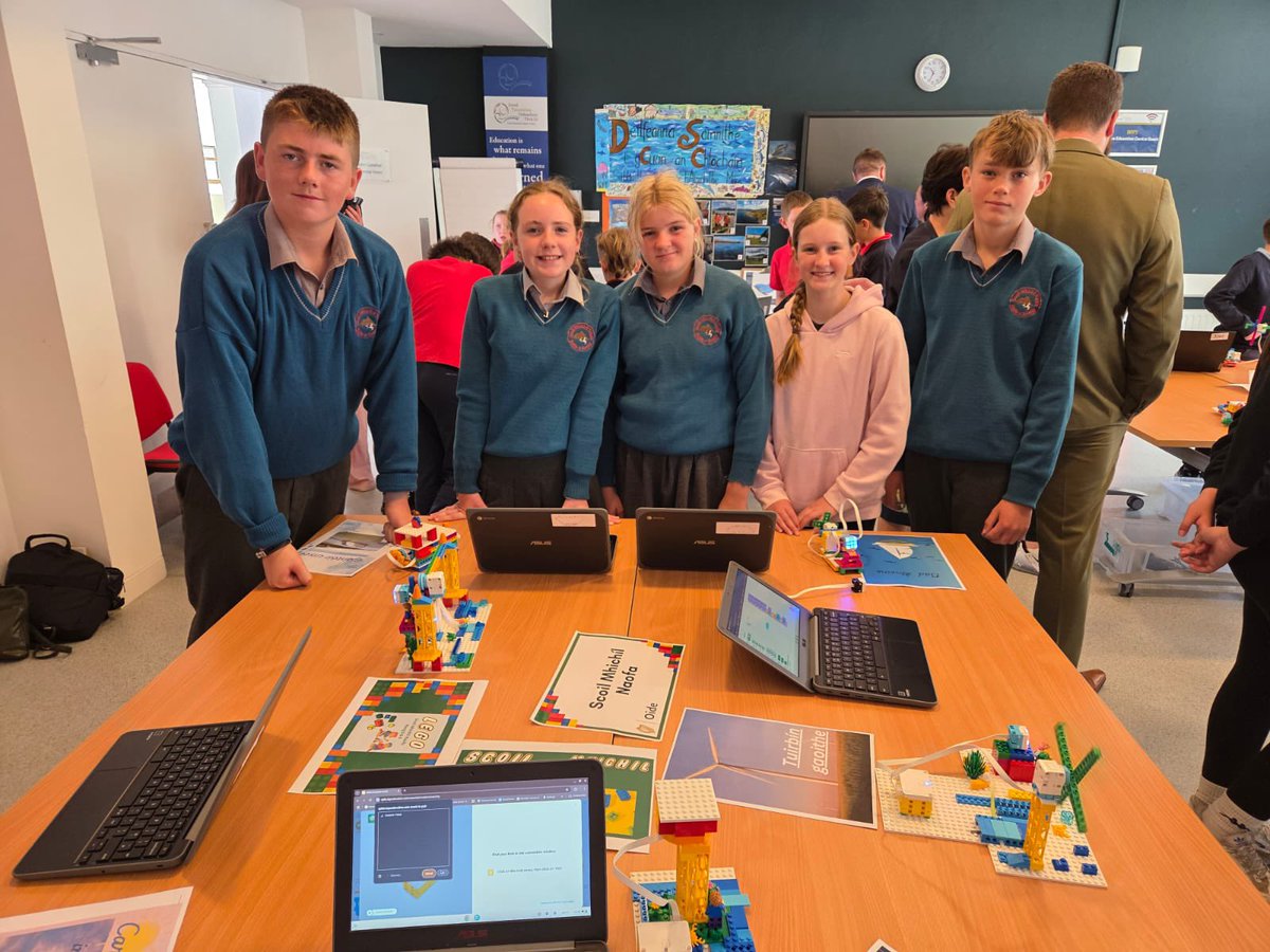 smnaofa's tweet image. Ana chreidiúint d-ár bpáistí agus a múinteoir @Cristiona_Ui_L a d’fhreastal ar an dtaispeántas Lego Spike i dTrá Lí le déanaí. Sár tionscnaimh acu curtha i láthair go beacht! Comhghairdeachas leo! @BriUibh