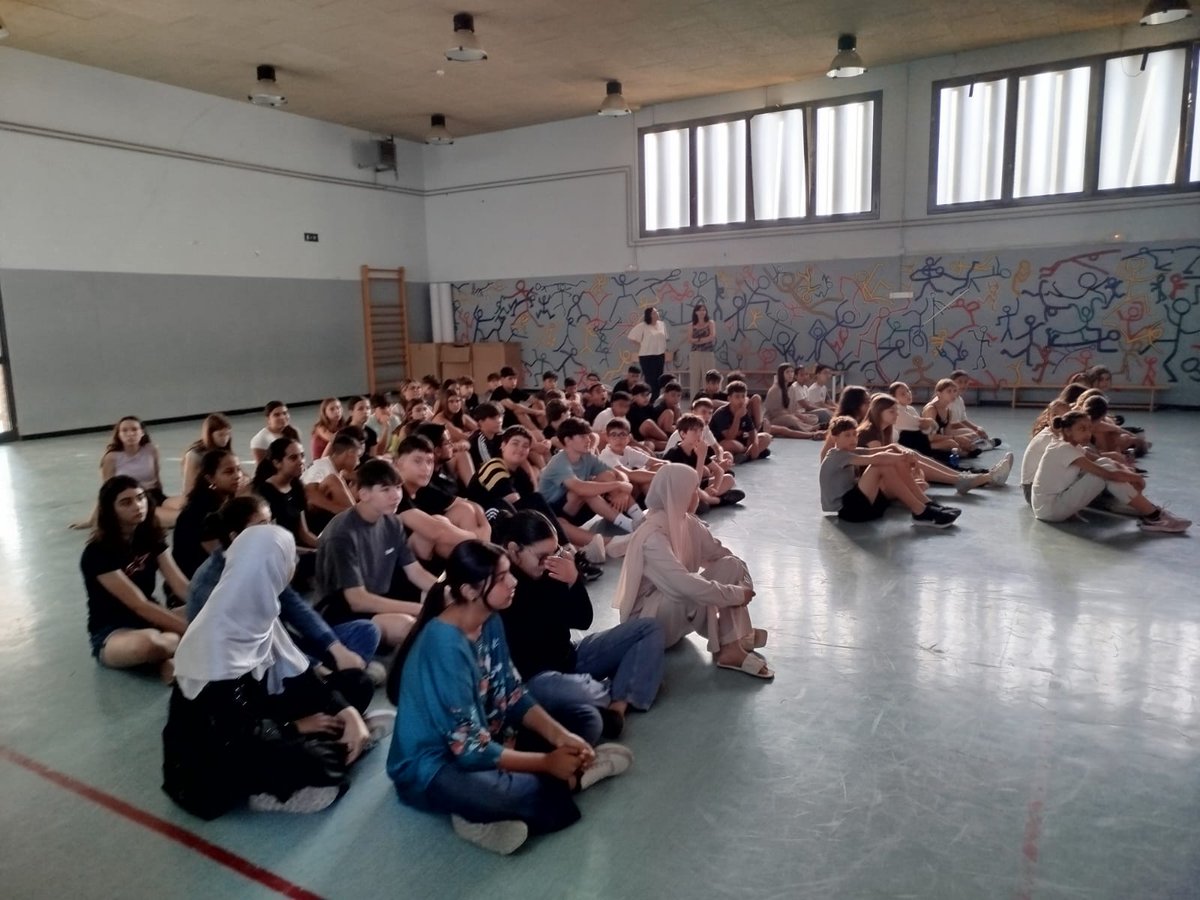 🔄 L’alumnat de 3r d’ESO ha compartit amb els companys/es de 2n la seva experiència dins el Programa RCS, vinculat amb el Servei Comunitari: entitats, projectes i aprenentatges que deixen empremta.

Tanquem curs... però ja comencem a carregar piles per al 25/26! 💬🔋💡