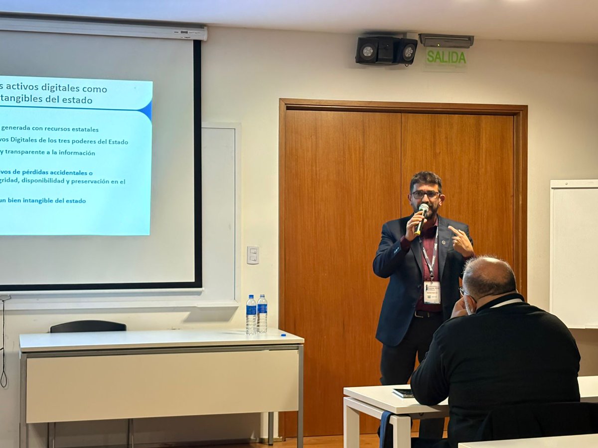 🤖 <a href="/diegomasci/">Diego Masci</a>  en el #CongresoBA nos lanza este dato importante:
“La IA hay que aplicarla en software de gestión, de seguimiento... pero no en lo que es la mensajería directa”
👁️‍🗨️ La atención a la ciudadanía no se terceriza a los bots.
<a href="/PolitologosD/">Politólogos Digitales</a> <a href="/CumbreCP/">CumbreCP</a> <a href="/CumbreOnline/">Cumbre.Online</a>