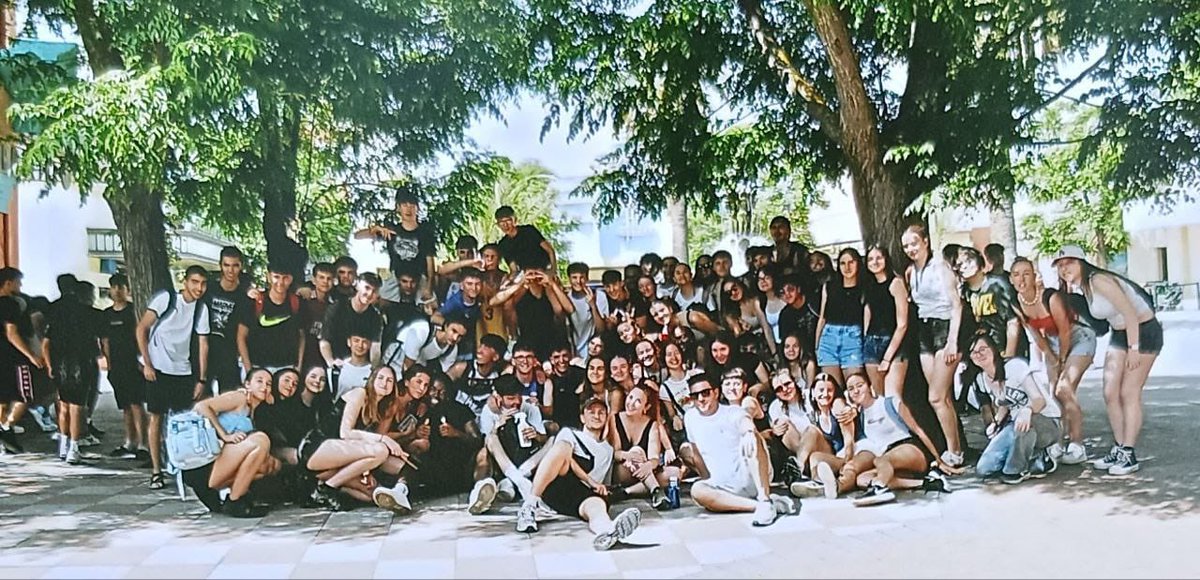 Hoy el alumnado de 1º de bachillerato ha pasado un día de relax con sus profesores en el parque Warner de Madrid. Hemos tenido mejor suerte que con los de 2º de ESO que inexplicablemente nos vendieron las entradas para un día que el parque cerraba  y nos quedamos en la puerta