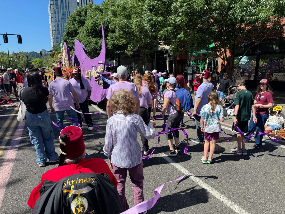 ShrinersPDX's tweet image. We had such a grand time at the Grand Floral Parade last weekend! The parade theme of "All Together Now" was embodied by our staff, volunteers, patients and families who came out to walk our beautiful float through downtown. Thank you for your support!
youtube.com/watch?v=VhUhgr…