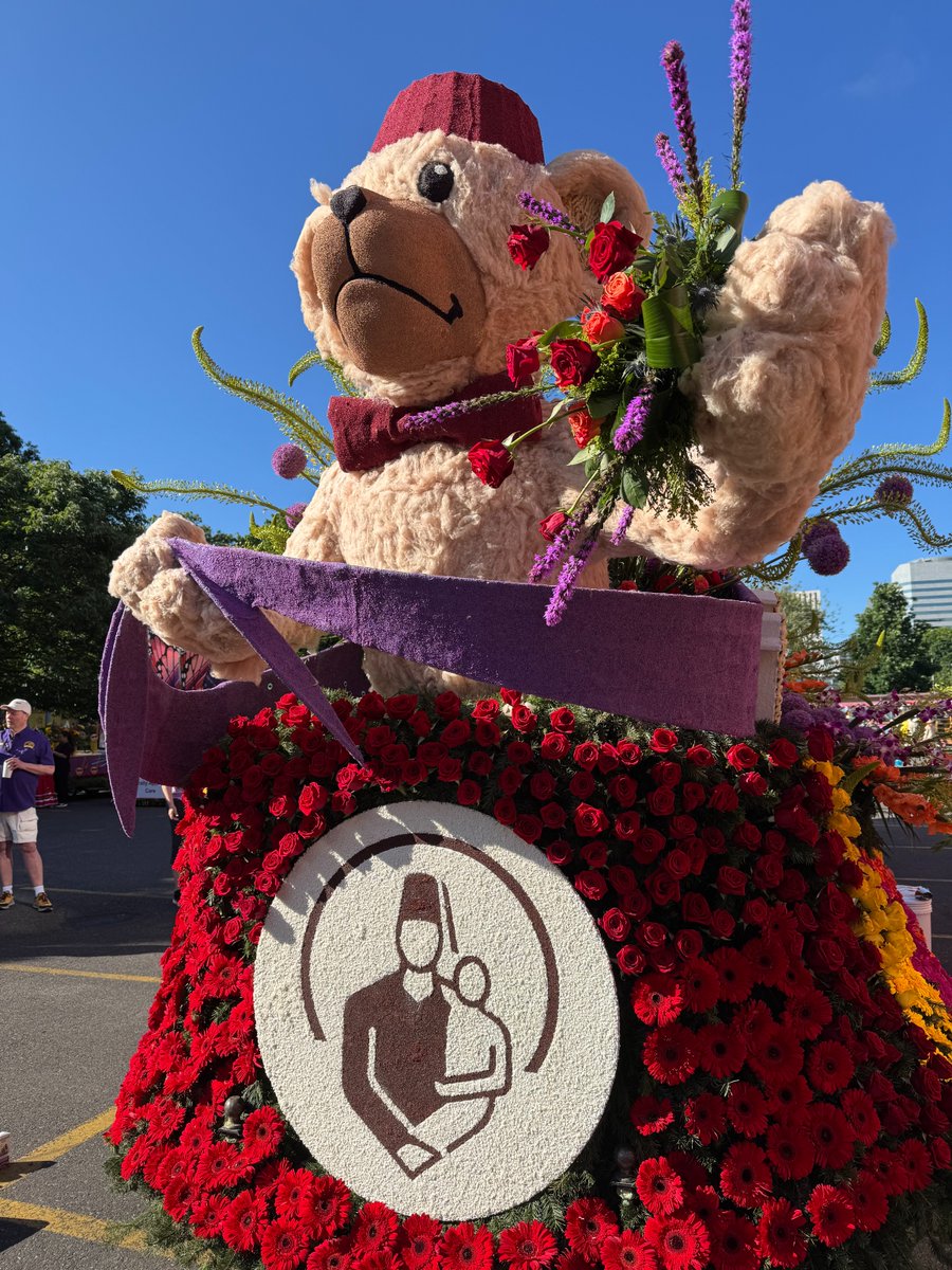 ShrinersPDX's tweet image. We had such a grand time at the Grand Floral Parade last weekend! The parade theme of "All Together Now" was embodied by our staff, volunteers, patients and families who came out to walk our beautiful float through downtown. Thank you for your support!
youtube.com/watch?v=VhUhgr…
