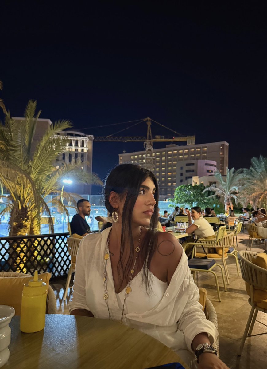 zaniirap's tweet image. تصفیه شو تو آب مرجانی🏝️💅🏾