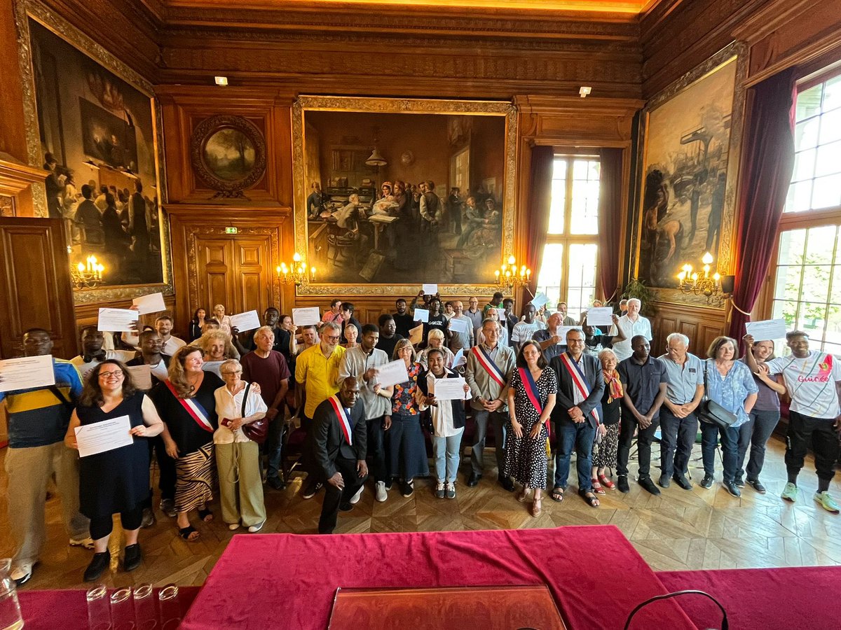 Fr_Bechieau's tweet photo. Soirée Solidarité et Fraternité en Mairie du #19e avec cette émouvante cérémonie de Parrainage républicain ! Parce que notre solidarité est sans frontière ! #Paris #Paris19 #RESF @_Festisol https://t.co/UoEB66yIym