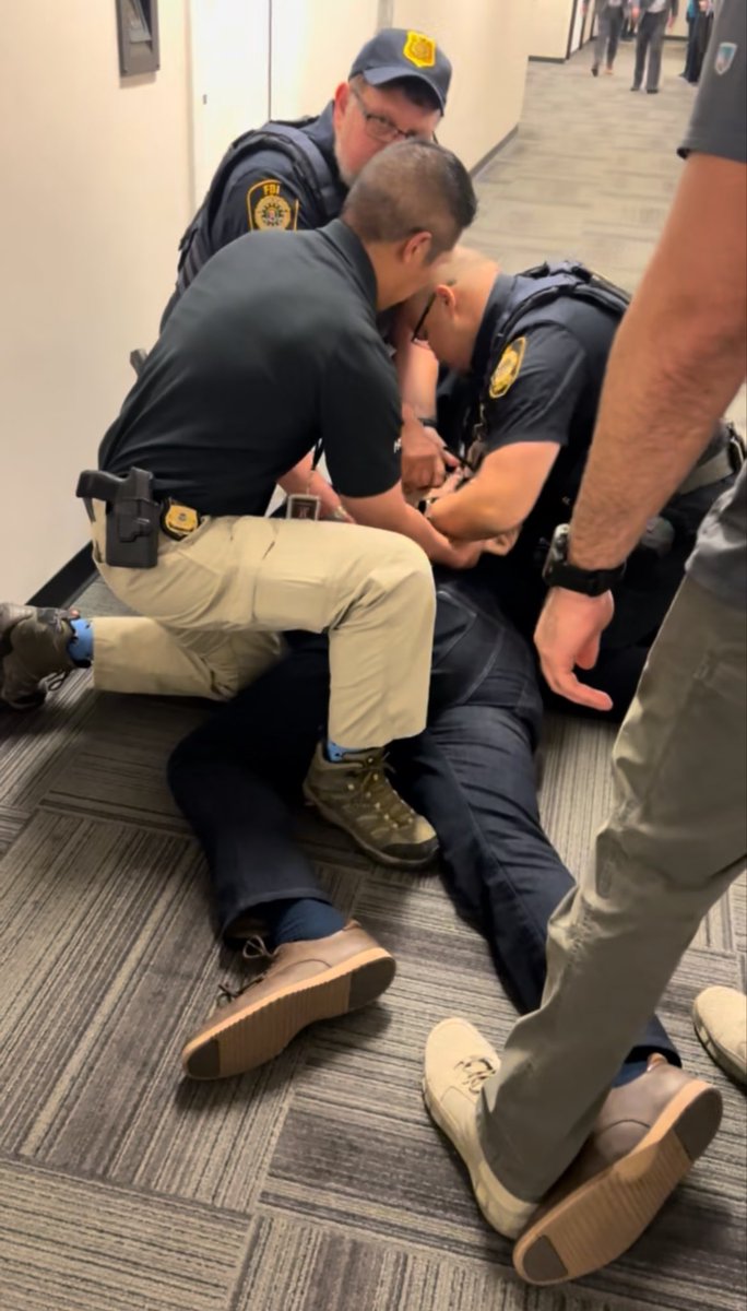 ¿Se imaginan que fuera Marco Rubio al que hubieran tirado al piso, esposado y arrestado porque no estaba de acuerdo con Biden? 

A esta hora estarían las redes ardiendo y llamando dictador a Biden. 

Pero como fue con el Sen Padilla muchos hasta lo justifican. Que vergüenza.