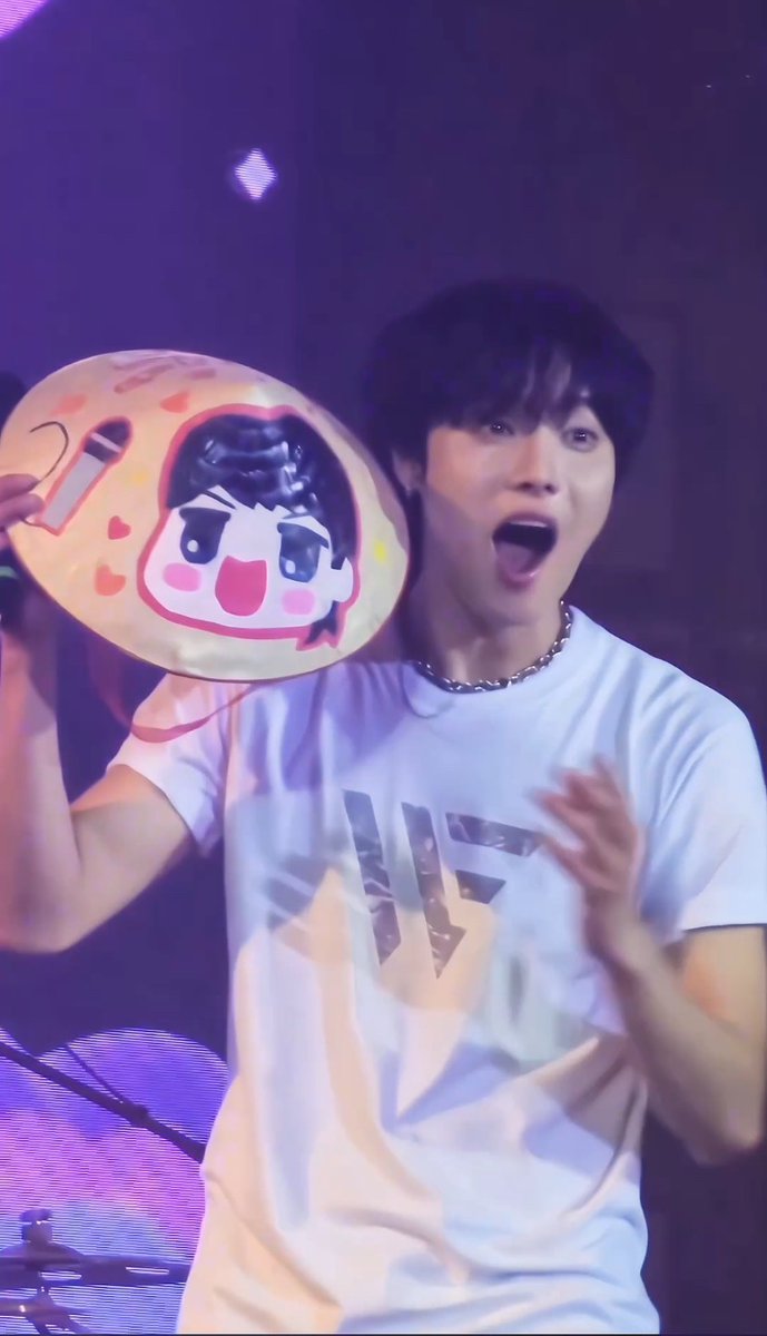 acrockofgold's tweet photo. a friend shared this in our group chat, and i must admit i immediately laughed upon seeing these photos. oh yonghoon what a precious soul you are ;_; https://t.co/TEFi7zbV4v