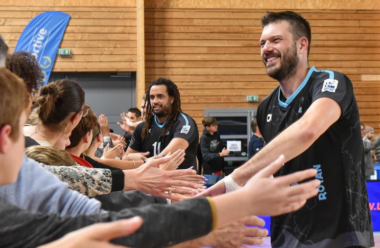 La Ville de Royan et la CARA vont attribuer chacune une aide de 40 000 euros au club de Royan, soit un total de 80 000 euros 💶

Le club doit réunir 140 000 euros d’ici le 30 juin pour espérer rester en Ligue B. Il lui reste donc 60 000 euros à trouver.

📸🗞️ <a href="/sudouest/">Sud Ouest</a>