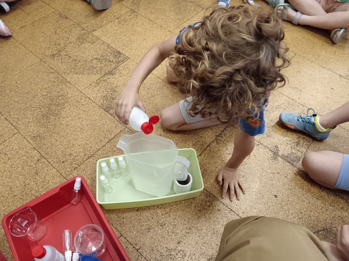 LaPalomaCEIP's tweet photo. Hoy en Medidas de Atención Educativa hemos realizado un sencillo spray anti mosquitos. 
Hemos mezclado agua destilada, alcohol de farmacia y dos aceites esenciales clavo y citronela.
Se usa en sábanas, sofás  y piel con cuidado.
Proyecto ungüentos de #LaPalomaCEIP https://t.co/ofOjvNA7ir