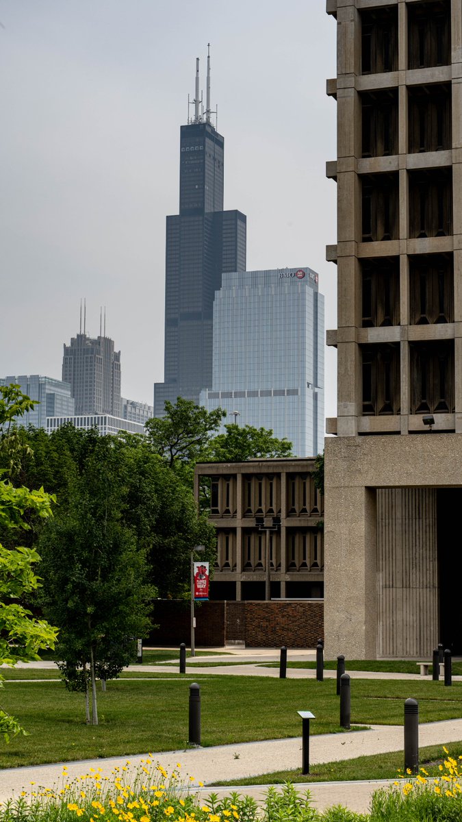 UIC_Alumni's tweet image. At UIC, you get the best of both views. 

#UIC #UICAlumni #UICAA #ChicagoSummer #Architecture #UICProud