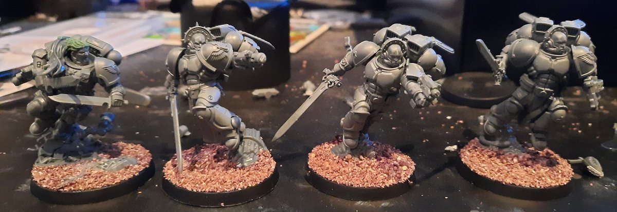 Another 3 Sanguinary Guard (totally 9) and a kitbashed Phobos Lieutenant with combi-weapon now added to the ranks of my Blood Angel host!

Now for the 2nd Vindicator tank!

#BloodAngels #SpaceMarines #WarhammerCommunity #Warhammer40K