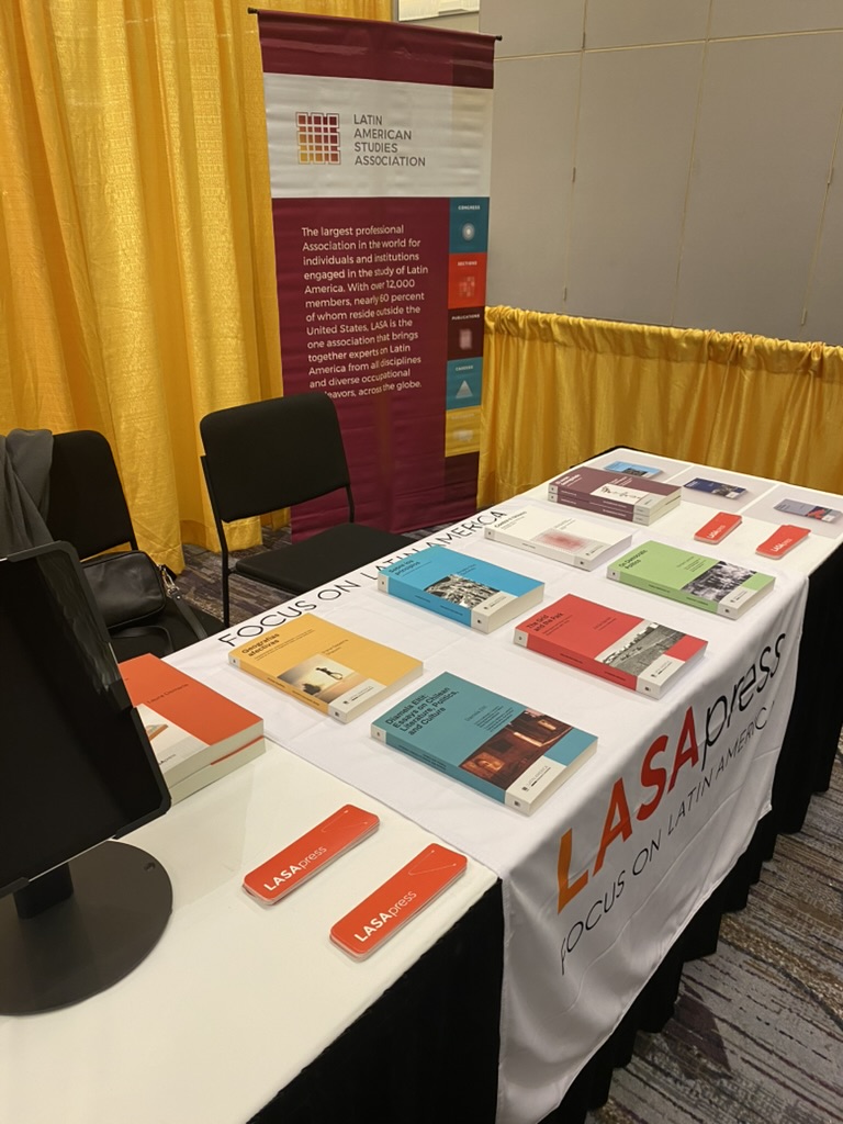 LASAPress's tweet image. Algunos momentos de LASA Press en #LASA2025:

📚 Book Fair
📘 Presentación del libro Provincias Uni-das de Laura Demaría
🥂 Cóctel de relanzamiento de LASA Press anteriormente LARC

¡Gracias por acompañarnos en esta nueva etapa!

#LASAPress #Relanzamiento #LASA2025