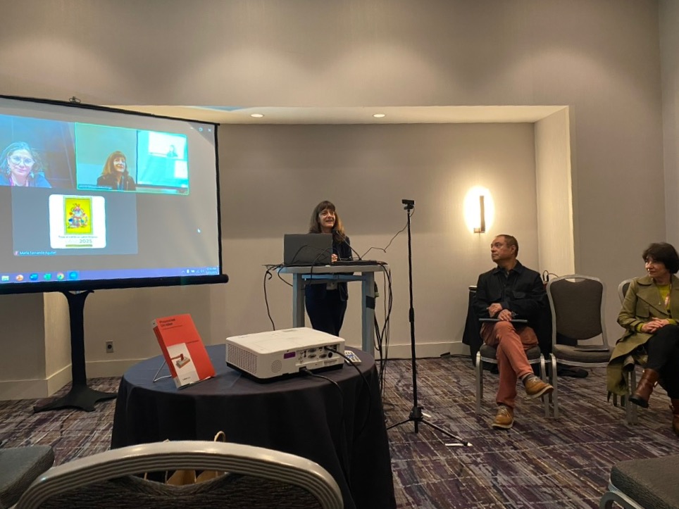 LASAPress's tweet image. Algunos momentos de LASA Press en #LASA2025:

📚 Book Fair
📘 Presentación del libro Provincias Uni-das de Laura Demaría
🥂 Cóctel de relanzamiento de LASA Press anteriormente LARC

¡Gracias por acompañarnos en esta nueva etapa!

#LASAPress #Relanzamiento #LASA2025