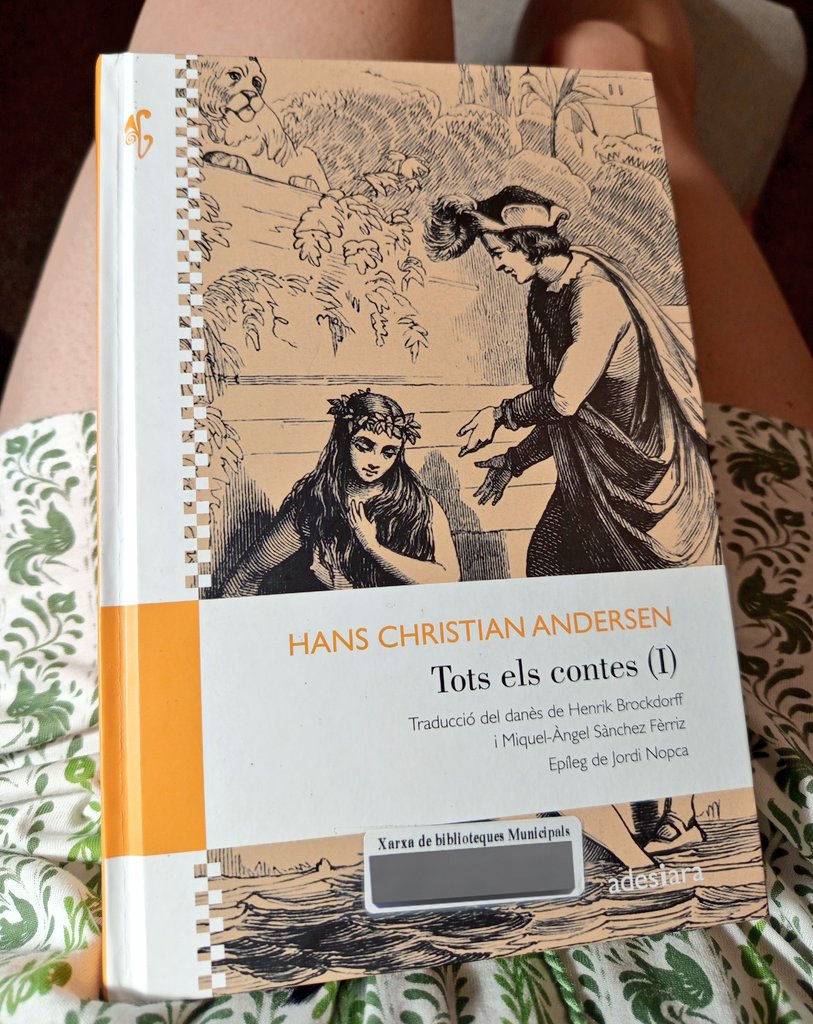 Fa uns dies que vaig llegint, a poc a poc, els contes de l'Andersen. Ja havia llegit les versions dels Grimm i aquests no podien faltar, tampoc. Els contes populars són la base de tot. Que bé que m'ho estic passant amb la lectura. I quin goig aquesta edició!
