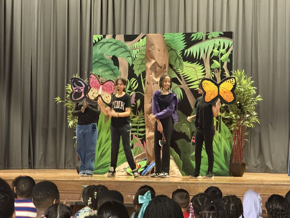PrincipalNaber1's tweet photo. A great job by Ms. Tibetts and 6th grade on their presentation of The Great Kapok Tree, in both English and Spanish! 🌴 #MLKA @YonkersSchools @RcollinsJudon @AnibalSolerJr https://t.co/rA2IAJvu4w