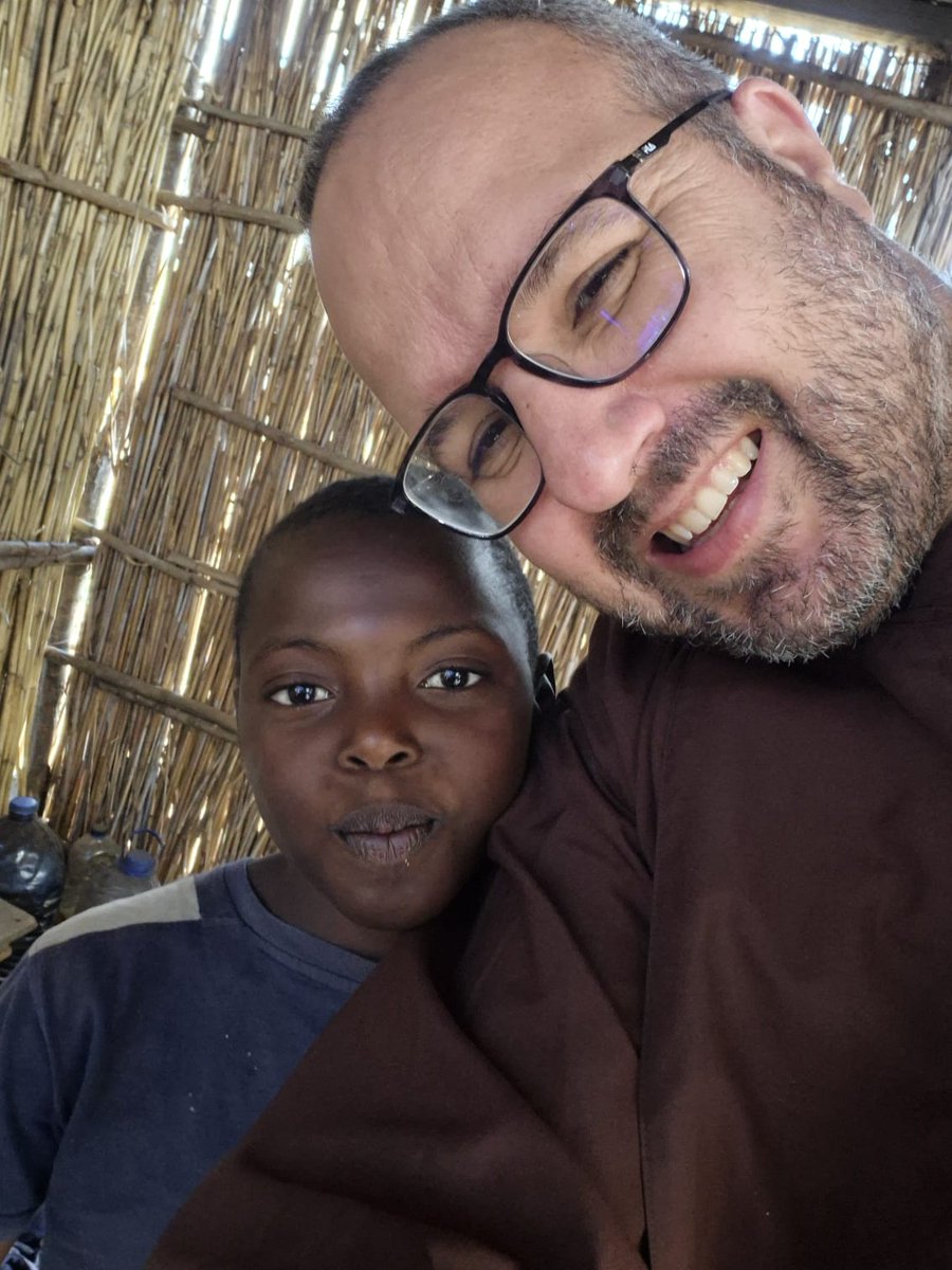 FraLucaSantato's tweet photo. Ammiro molto Dercio che da solo a 11 anni si sta costruendo un proprio futuro e non manca mai a scuola e ha avuto il coraggio di lasciare la strada e riprendere gli studi. Buona serata a tutti. Fra Luca https://t.co/Ps9r20gZMH