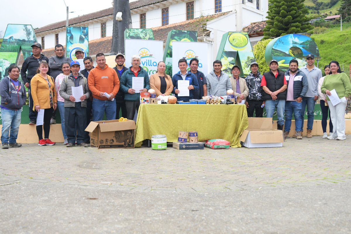 Representantes de las 10 Juntas de Agua Potable de la parroquia Palmas recibieron materiales que fueron priorizados en el presupuesto participativo 2025. En la entrega constan diferentes materiales de construcción y accesorios para el fortalecimiento de los sistemas de agua.