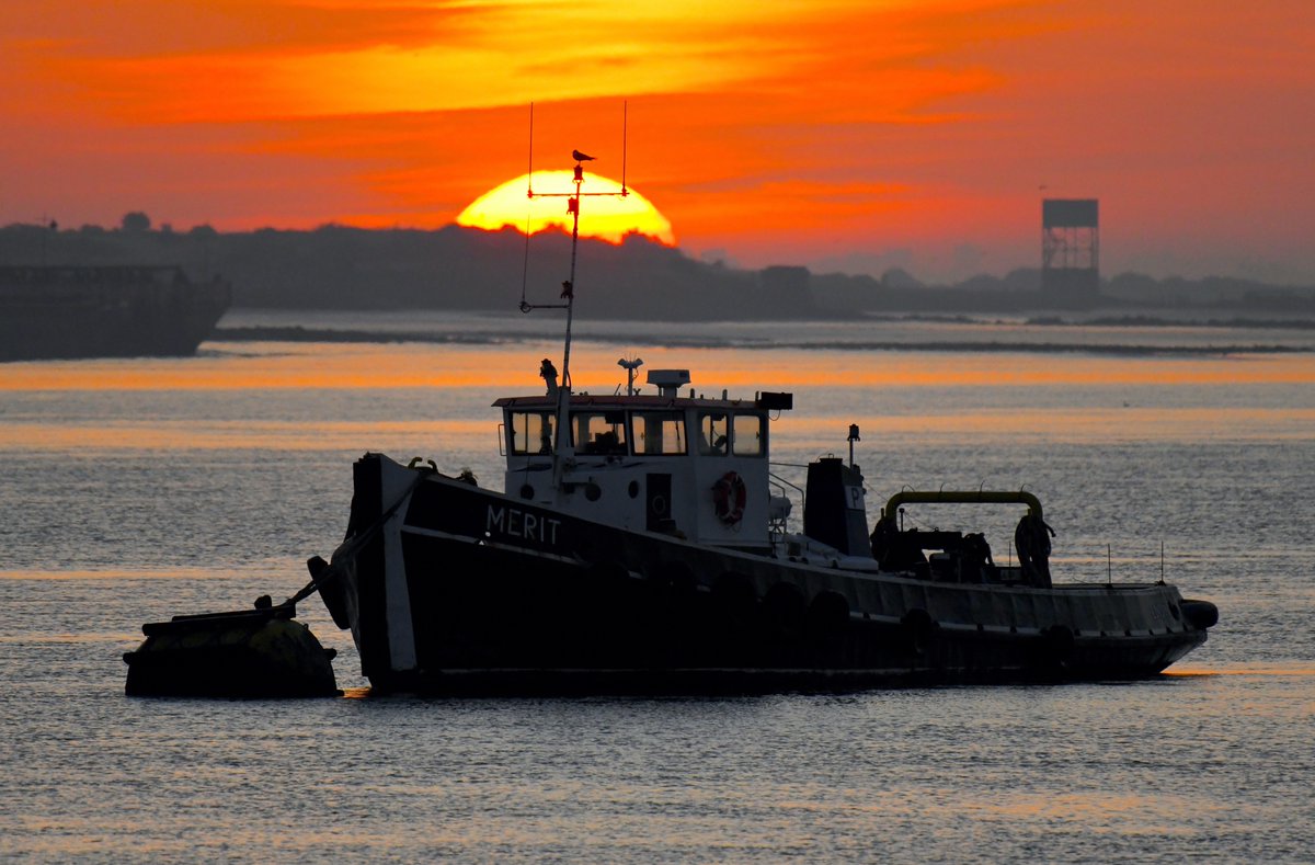 A River Thames sunrise. #WorkingRiver #TugLife #Tug #TugBoats #WorkingRiver #TugSpotting #Tugs #Gravesend #RiverThames #Thames #UKWeather #StormHour #LoveUKWeather #Weather #Dawn #Sunrise #Tilbury #Essex