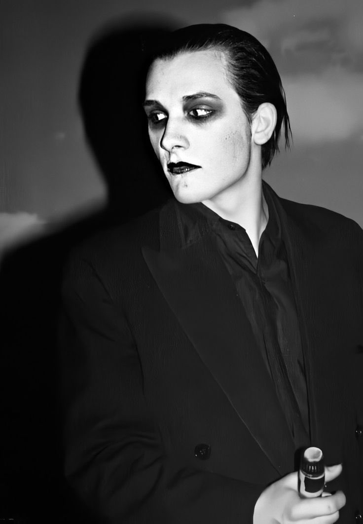 Albums200's tweet photo. #IsItBlur 2night’s answer was Dave Vanian of The Damned, thanks if u played & 2night’s winner was @poolievixen well done. Will do #IsItBlur next week #4SongsOfTheWeek week after #WhatCoverIsUnderTheCover week after try mix it up, if think more crap things will let u all know, ta https://t.co/Va16HoGV8S