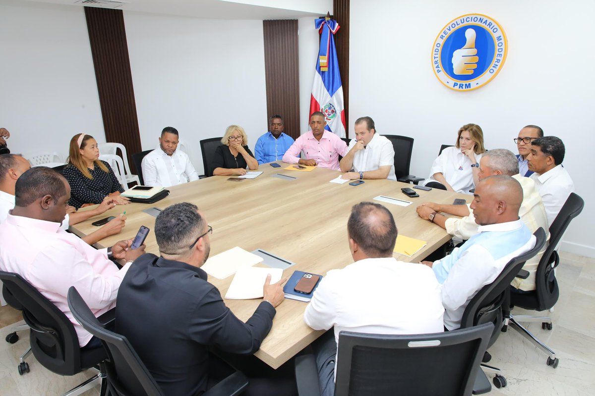 CarolinaMejiaG's tweet photo. Cada jornada de trabajo me confirma que la fuerza de la familia perremeísta nace de su unidad y crece con la planificación.

Hoy, desde la Casa Nacional de nuestro @PRM_Oficial, seguimos trabajando juntos #PorUnMañanaCompartido 👍🇩🇴. https://t.co/8l5Vxn3DZt