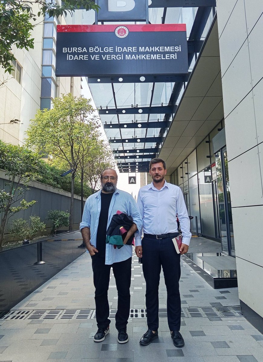 ozgryetkin's tweet photo. Sendikal faaliyette bulunmak Anayasal haktır. TÖBSEN Yöneticisi Serkan Bebek ile bugün İdare Mahkemesinde Milli Eğitime karşı açılan Davanın duruşmasındaydık. hukuksuzluğa karşı çıkmaya devam edeceğiz. Çocuklarımızı zehirlemelerine izin vermeyeceğiz. karanlığa teslim olmayacağız. https://t.co/8emD4AuH8t