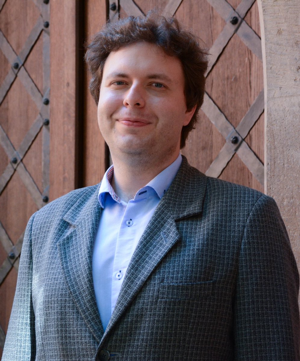 😍Z  dumą informujemy, że dr Bartoszowi Kołoczkowi został przyznany tytuł Mentora Studenta w tegorocznej audycji Laudacji Studenckich 🥳
🥳 To wyróżnieni przez studentów pracownicy uczelni, którzy swoją pasją, zaangażowaniem i podejściem tworzą wyjątkowe środowisko akademickie 🥹