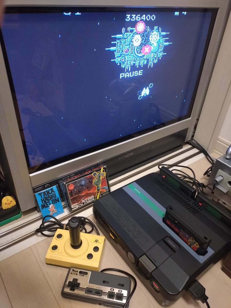 hitopon999's tweet photo. 1986年6月13日にファミコンカセット『スターソルジャー』が発売🐣🥳🎉🎂僕たちファミコン世代にとって、余りにも特別で大切な作品です☺️
#定価4900円
#スターソルジャー
#ハドソン
#ハドソンスティック
#高橋名人
#毛利名人
#GAMEKING
#第2回TDK全国ファミコンキャラバン 
#レトロコンシューマー愛好会 https://t.co/4EQ3CN708H