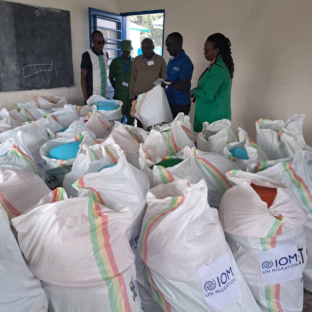 Gakenke District (@gakenkedistrict) on Twitter photo Uyu munsi Umuyobozi w'Akarere <a href="/muka_vestine/">Vestine Mukandayisenga</a>, yayoboye igikorwa cyo gutanga ibikoresho ku miryango yahuye n'ibiza yo mu Murenge wa Mugunga. Yahawe ibiryamirwa, ibikoresho byo mu gikoni, iby'isuku n'isukura n'ibindi. Byatanzwe ku bufatanye bw'Akarere na <a href="/IOMRwanda/">IOM Rwanda</a> Uyu munsi Umuyobozi w'Akarere <a href="/muka_vestine/">Vestine Mukandayisenga</a>, yayoboye igikorwa cyo gutanga ibikoresho ku miryango yahuye n'ibiza yo mu Murenge wa Mugunga. Yahawe ibiryamirwa, ibikoresho byo mu gikoni, iby'isuku n'isukura n'ibindi. Byatanzwe ku bufatanye bw'Akarere na <a href="/IOMRwanda/">IOM Rwanda</a>