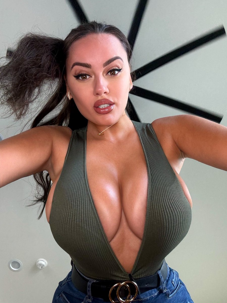 BiancaData's tweet image. How do we feel about this outfit. Be honest.