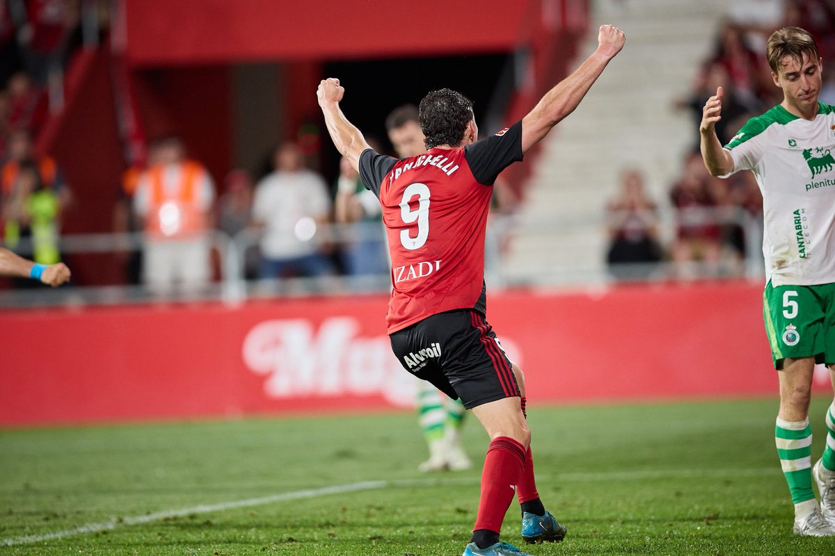 CDMirandes's tweet photo. Los celebra como si fueran suyos. Es imposible no quererle 😍 https://t.co/GKcPzhiOWh