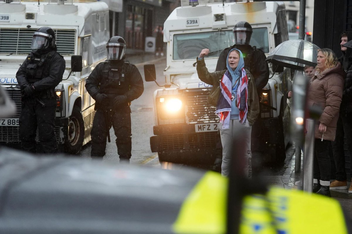 RedsCentral1879's tweet photo. Scary Difference PSNI SCUM!! https://t.co/q3aRU8roOG