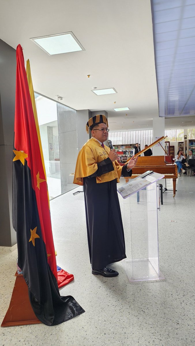 En la Biblioteca de @UniPamplonaCol se cumple un acto solemne para otorgar el título Doctor Honoris Causa a dos íconos de la música colombiana: Maria Teresa Gómez y Blanca Cecilia Uribe. "Maestras la Universidad se llena de júbilo, siempre sigannos enseñando" expresó el rector