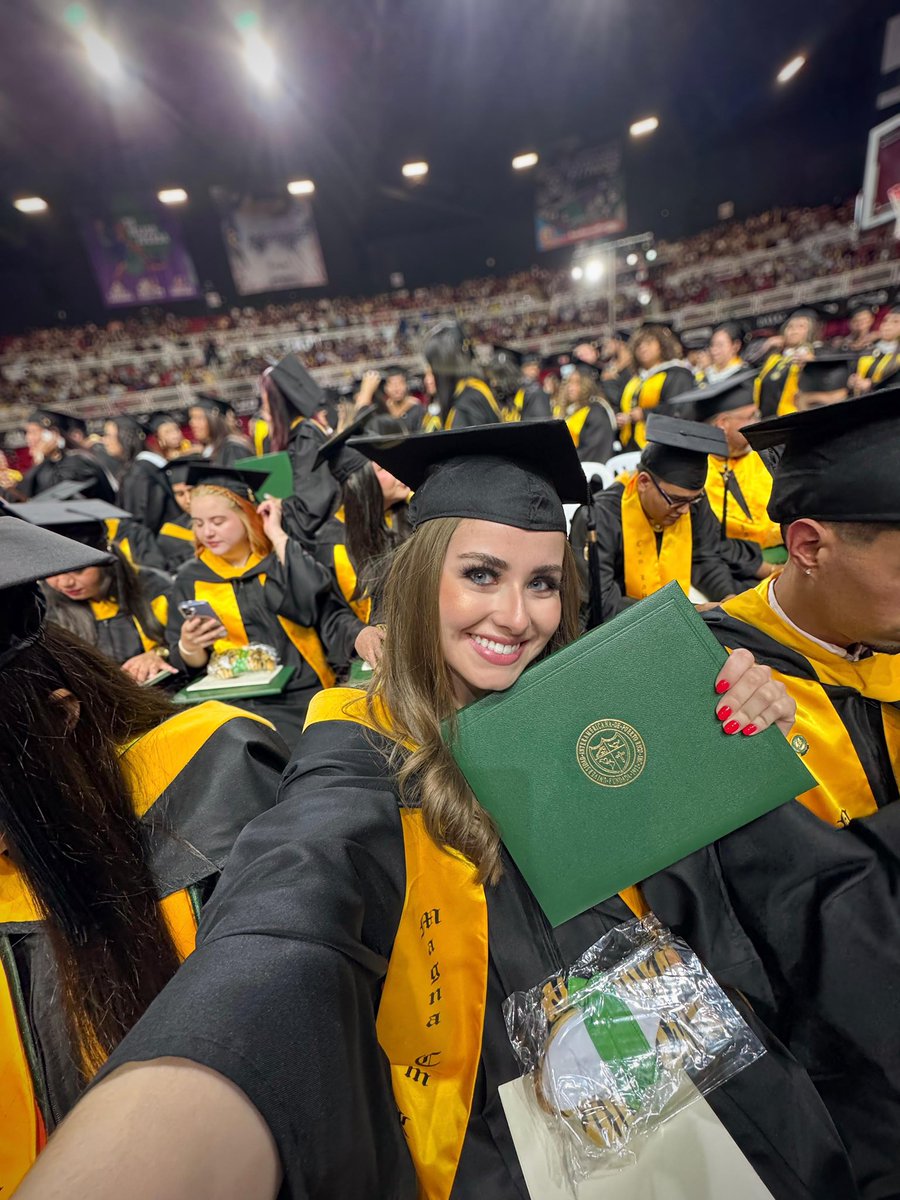 🎓✨ Hoy celebramos un gran logro en nuestra oficina: mi ayudante especial Laura Mayela Colón Colón se gradúa de Bachillerato en Química, Magna Cum Laude de la Universidad Interamericana de Puerto Rico.

Su dedicación, esfuerzo y excelencia académica son motivo de orgullo para