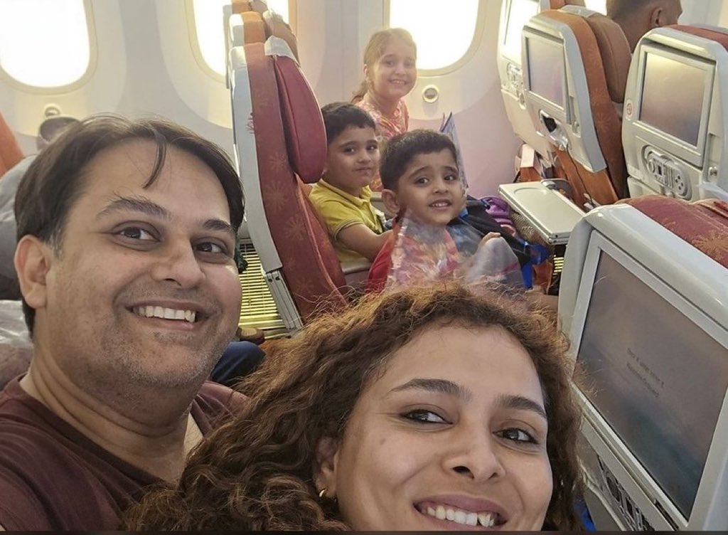 makoba_y's tweet photo. Pratik Joshi vivait à Londres depuis six ans. Professionnel du logiciel, il rêvait depuis longtemps de construire une vie à l'étranger pour sa femme et ses trois jeunes enfants, restés en Inde.

Après des années d'attente pour obtenir les autorisations nécessaires, son rêve se réalisait enfin. Il y a deux jours à peine, sa femme, le Dr Komi Vyas, médecin réputée d'Udaipur, démissionnait. Les valises étaient prêtes, les adieux étaient faits, l'avenir était à portée de main.

Ce matin, la famille de cinq personnes, pleine d'espoir et d'excitation, a embarqué sur le vol 171 d'Air India à destination de Londres. Ils ont pris un selfie et l'ont envoyé à leurs proches. Un aller simple vers une nouvelle vie. Mais ils n'ont jamais réussi à y arriver. L'avion s'est écrasé. Personne n'a survécu.

En quelques instants, toute une vie de rêves s'est réduite en cendres. Un rappel brutal : la vie est terriblement fragile. Tout ce que vous construisez, tout ce que vous espérez, tout ce que vous aimez, tout ne tient qu'à un fil. Alors, tant que vous le pouvez, vivez, aimez et n'attendez pas le bonheur pour demain.