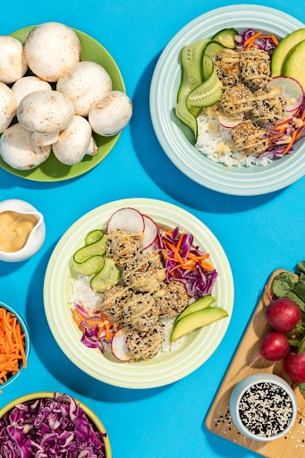 😋 Try this Crispy Sesame-crusted Mushroom Bowl that delivers a delicious crunch of crispy breaded #mushrooms and fresh veggies drizzled with a savory sauce that’s sure to be a fave this summer ☀️bit.ly/4lXIgU9  #KidsEatMushrooms2 #ChildNutrition